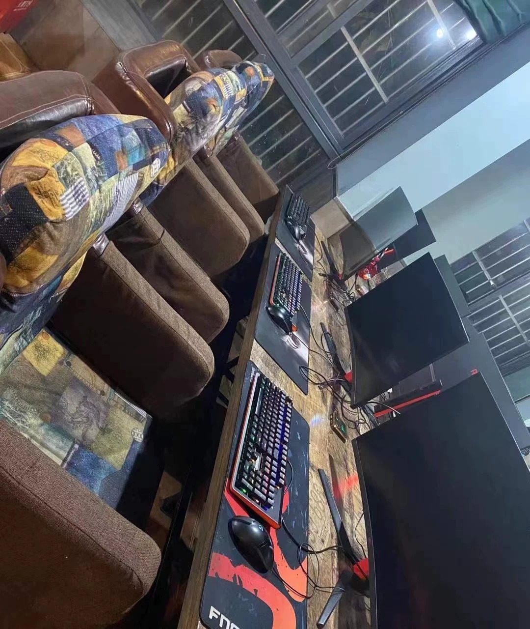 私人网吧 十核电脑全套转让 英特尔 台式机 主机二手办公  各位大侠大家好。 我们网吧正常营业了两个多月，消防不过关[捂脸哭]。现在虽然能开张了但是情况不容乐观